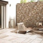 Desain Teras Luar Ruangan yang Elegan dengan Keramik Motif Batu Alam